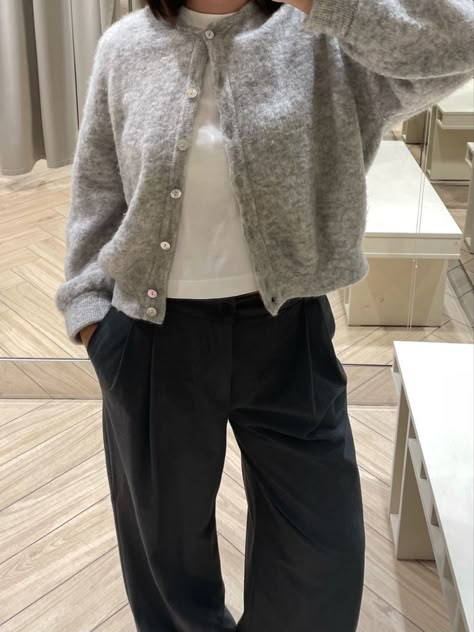 Ig: @emmasarano Autumn 24 Outfits, Grey Cardigan Outfit, Look Casual Chic, Cardigan Outfit, Fall Layering, Uni Outfits, Stockholm Fashion, Closet Fashion, Cute Everyday Outfits