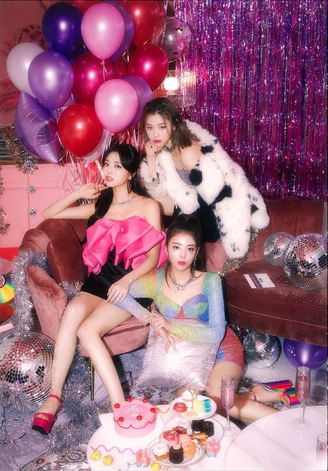 Disco Photoshoot, Itzy Loco, Y2k Photoshoot, Debut Photoshoot, Prom Photoshoot, Disco Glam, Party Photoshoot, Y2k Party, Photographie Portrait Inspiration