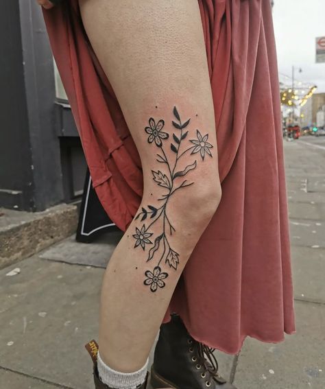 Tattoo Ideas Geometric, Over The Knee Tattoo, Knee Tattoo Ideas, The Knee Tattoo, Knee Tattoos, Funky Tattoos, Leg Tattoos Women, Modern Tattoos, Knee Tattoo