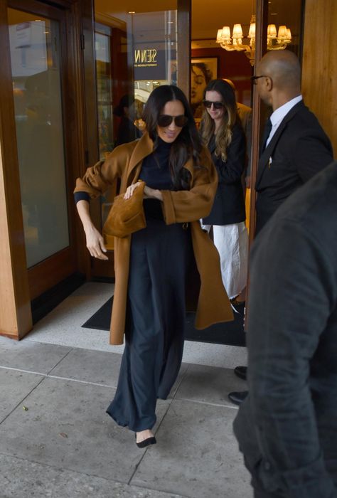 Meghan Markle grabs grub in Beverly Hills after 'memorable' Canada trip in new photos Megan Markle Street Style, Meghan Markle Winter Style, Meghan Markle Style 2024, Country Housewife, Beverly Hills Restaurants, Meghan Markel, Megan Markel, Suits Actress, Canada Trip