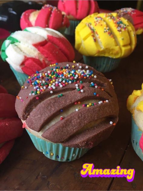 Pan Dulce Party Theme, Pan Dulce Cupcakes, Mexican Pan Dulce Recipes, Manteconchas Recipe, Pan Dulce Table, Pan Dulce Recipe, Mexican Breads, Filet Mignon Chorizo, Mexican Pan Dulce