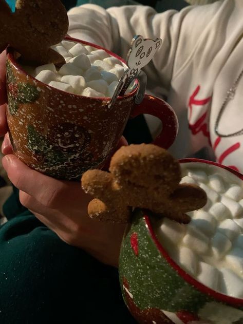 Couple Drinking Hot Chocolate, Teenage Love Christmas, Hot Chocolate Aesthetic Couple Pic, Christmas Aesthetic Cozy Couple, Christmas With Girlfriend, Christmas Couple Reference, Christmas Couple Date Ideas, Cute Couple Christmas Ideas, Winter Couple Activities