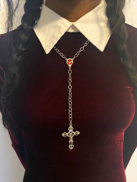 Goth Rosary, Pirate Vampire, Gothic Rosary, Vintage Cyberpunk, Cyberpunk Y2k, Rosary Ideas, Spooky Items, Gothic Pirate, Gothic Cross Necklace