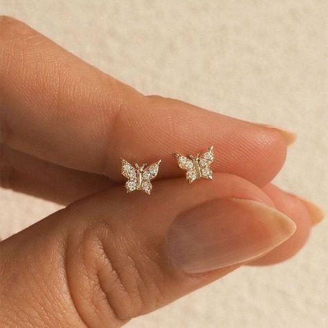 Mini Butterfly Stud Earrings -------------------------------------- These gorgeous earrings are created with high-quality 18k gold-plated solid silver.  Great for sensitive ears and a sleeper earring, so you don't have to take it off when you go to bed at night.  It's the perfect dainty dreamy earring to add to your ear stack.  Many believe that the butterfly is a representation of resurrection, change, renewal, hope, endurance, and courage to embrace the transformation to make one's life better Eat Piercings, Small Earrings Gold, Dainty Gold Earrings, Butterfly Earrings Gold, Fancy Jewellery Designs, Butterfly Earrings Stud, Piercing Ideas, Classy Jewelry, Fancy Jewellery