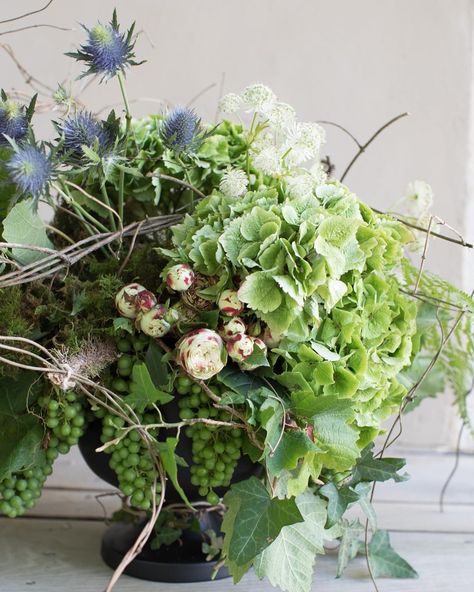 FlowerSchool New York on Instagram: “The Green Bouquet, with Master Florist Christian Tortu, exclusively at @flowerschoolny October 12th from 2-4pm. 🌿🍃 Christian Tortu single…” Flower Arrangements Green, Christian Tortu, English Interior Design, Easter Arrangement, Green Bouquet, Antique Show, Chic Flowers, World Of Interiors, Perfect Image