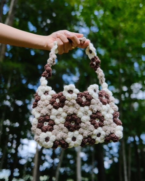 🌸PSA🌸 The Flower Puff Handbags and Mini Totes will be available for purchase on Wednesday, August 21st, at 10 AM EST via the link in bio. This limited-time drop features two styles and five colorways. 💛 . . . #HandmadeCrochet #CrochetKnits #HandmadeWithLove #CrochetAddict #CrochetLove #CrochetLife #CrochetEveryday #CrochetCommunity #CrochetInspiration #CrochetDesign #CrochetPattern #CrochetProjects #CrochetFashion #CrochetAccessories #CrochetArt #CrochetCreation #CrochetersOfInstagram #YarnL... Puff Flower Crochet Top, Flower Crochet Top, Crochet Puff Flower, Flower Bag, Mini Tote, Crochet Art, Crochet Accessories, Crochet Fashion, Crochet Designs