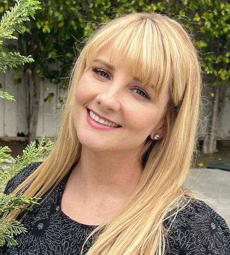 How This “The Big Bang Theory” Star Went From Jobless and Broke to Being Worth $20 Million Bernadette Rostenkowski, Howard And Bernadette, Amy Grant, Melissa Rauch, Kenny Omega, Classic Actresses, The Big Bang Theory, Youtube Stars, Tv Girls