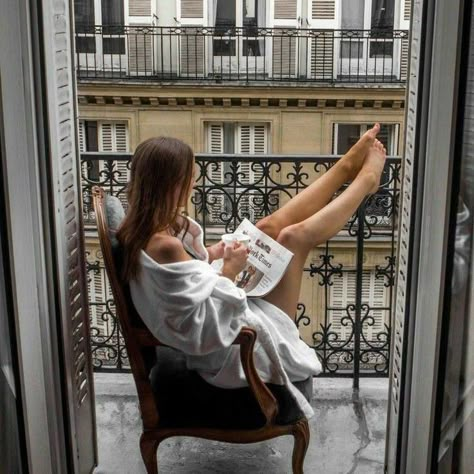 Emily In Paris Aesthetic, Europe Winter Travel, Paris Country, Spots In Paris, Reign Fashion, Paris Photoshoot, Balcony View, Parisian Summer, Paris Dream