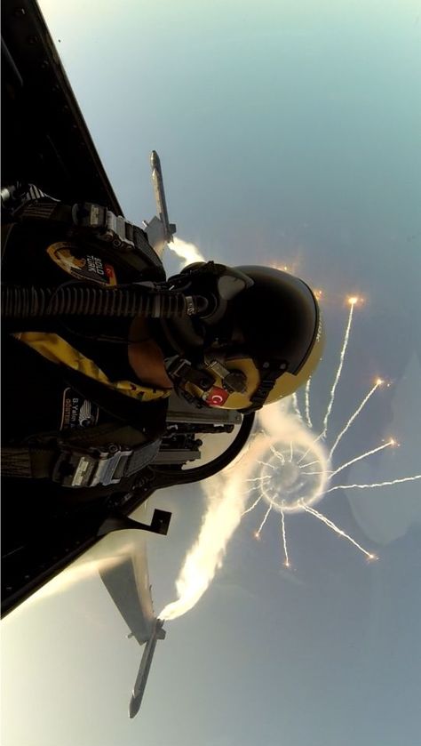 eyestothe-skies: “ Solo Türk” #DailyJets #militaryaviation Kyrenia Cyprus, F 16 Falcon, Jet Fighter Pilot, Flying In The Sky, Naval Aviator, Air Fighter, Harbin, Military Jets, Aviation Photography