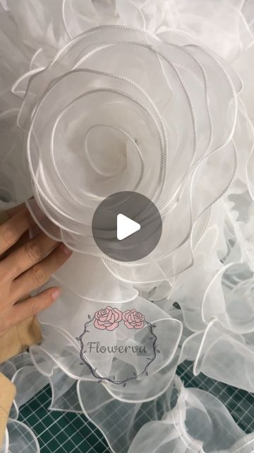 How To Make Big Flowers, Organza Flowers How To Make, Flower Making Ideas, Lace Flowers Tutorial, Handmade Flowers Tutorial, Giant Flowers Diy, Fabric Decoration, Bead Hair Accessories