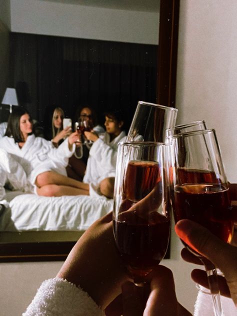 Birthday Photoshoot In Hotel Room, Slumberparty Aesthetic, Bachelorette Party Hotel Room, Girls Pj Party, Hotel Bachelorette Party, Girls Slumber Party, Pijama Party, Hotels Around The World, Couples Ideas