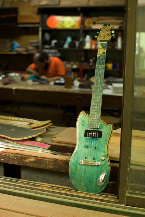 The Skateboard Guitar is an interesting little invention that I first came across in early 2012, I have vague memories of my Mrs wrestling my wallet out of my hand as I frantically tried to buy one. She wasn’t wrong, I have far more guitars than anyone realistically needs, but somewhere deep inside my soul the... Strandberg Guitar, Green Skateboard, Skateboard Guitar, Electric Guitar Design, Diy Instruments, Music Machine, Guitar Kits, Unique Guitars, Cellos