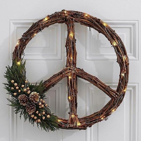 soulshines Peace Sign Wreath, Peace Wreath, Wreath With Lights, Floral Peace Sign, Easy Wreath, Apartment Christmas, Bohemian Christmas, Makramee Diy, Christmas Door Wreaths