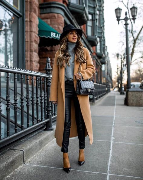 10 Stylish Ways To Wear A Camel Coat This Fall - Mia Mia Mine Long Camel Coat, Coat Outfit Casual, Camel Coat Outfit, Mode Mantel, Beige Coat, Coat Outfit, Outwear Women, Cute Winter Outfits, Outfit Inspiration Fall