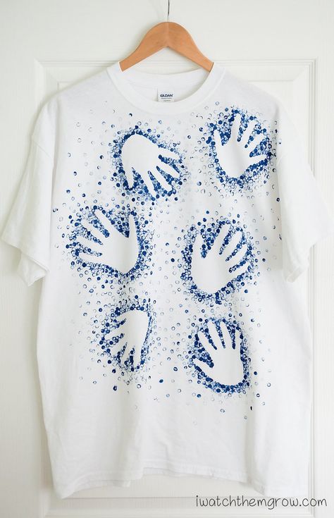 Great tutorial for a cool Father's Day gift! A dotted handprint t-shirt the kids can help make! Handprint Gifts, Diy Gifts For Dad, Tshirt Painting, Dot Day, Tshirt Quilt, Cool Fathers Day Gifts, Diy Father's Day Gifts, T Shirt Painting, Diy Vetement