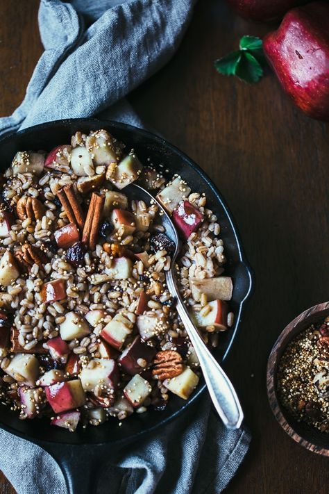 A heart warming farro breakfast bowl recipe with Cinnamon, apples, and cranberries. A perfect breakfast recipe for fall. Farro Breakfast, Apple Cinnamon Recipes, Yummy Aesthetic, Farro Recipes, Mediterranean Life, Breakfast Bowls Recipe, Apple Breakfast, Fall Recipes Healthy, Cinnamon Recipes