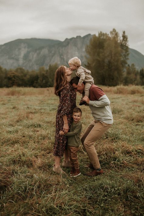 Family Photo Outfits Pop Of Color, Family Photography Mountains, Active Family Photos, Yosemite Family Photos, Cinematic Family Photography, Unique Family Photoshoot Ideas, Boho Family Pictures, Mountain Family Pictures, Family Of 4 Picture Poses