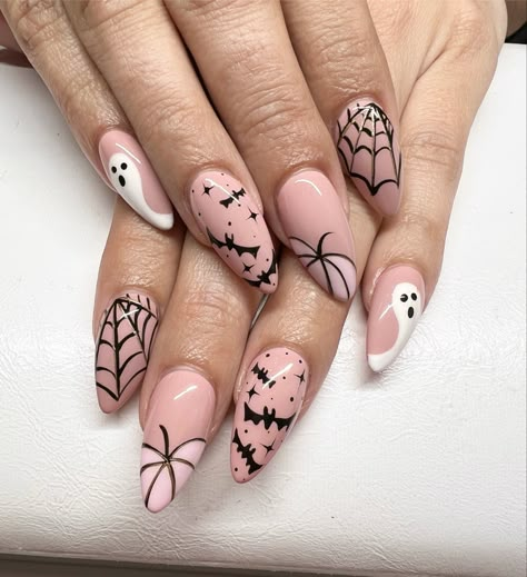 Halloween Nails Different Designs, Spooky Girly Nails, Halloween Nail Ideas Square, Gothcore Nails, Girly Halloween Nails Pink, Girly Spooky Nails, Halloween Oval Nails, Fall Nail Designs Black, Witchcore Nails