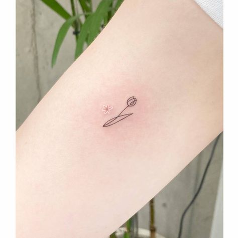 Tulip Tattoo Minimalist, Super Fine Line Tattoo, Tulip Tattoo With Name, Tulip Tattoo Meaning, Dutch Tattoo Ideas, Fine Line Tulip, Fine Line Tulip Tattoo, Tattoo Tulip, Dutch Tattoo