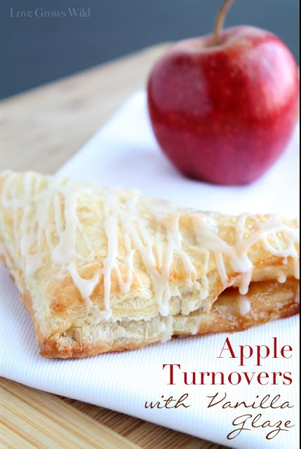 Apple Turnovers with Vanilla Glaze - the perfect breakfast pastry! Pear Upside Down Cake, Apple Turnover Recipe, Apple Turnover, Breakfast Pie, Turnover Recipes, Mini Breakfast, Breakfast Pastry, Apple Turnovers, Cinnamon Toast Crunch