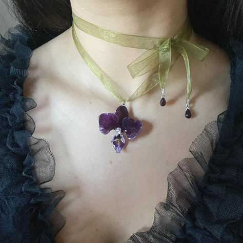 Purple Pearl Aesthetic, Beaded Accessories Ideas, Unique Jewelry Inspiration, Orchid Fashion, Ribbon Necklaces, Flower Jewelry Diy, Pearl Necklace Handmade, Orchid Necklace, Whimsical Necklace