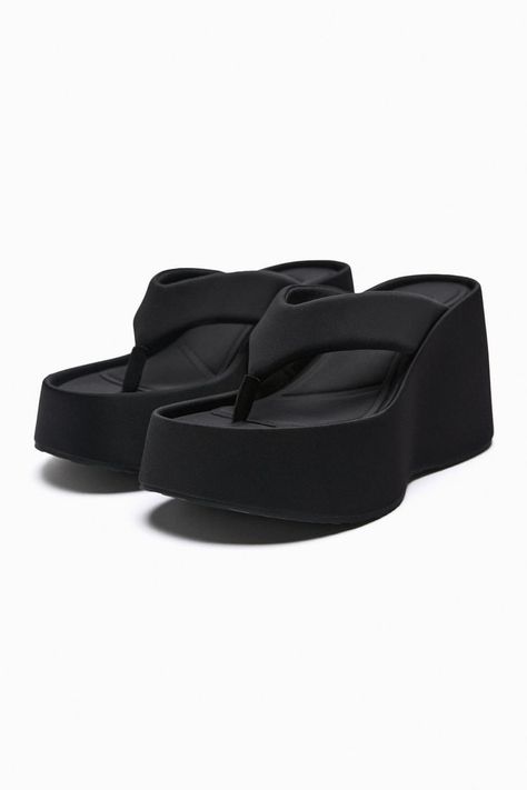 Zara Platform Sandals, Zara Sandals Outfit, Platform Wedge Sandals Outfit, Summer Shoes 2023, High Slippers, Wedge Sandals Outfit, Black Chunky Sandals, Fame Clothes, Sandals Outfit Summer