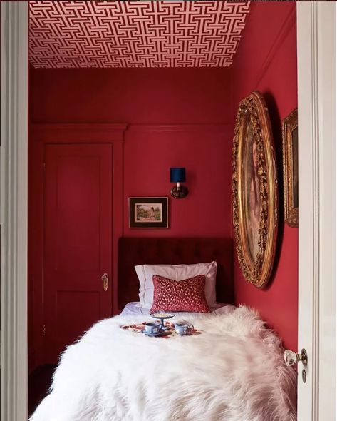 Best Feng Shui Bedroom Colors Color Feng Shui, Bedroom With Wallpaper, Red Bedroom Ideas, Grey Colour Scheme Bedroom, Grey Bedroom Colors, Red Bedspread, Feng Shui Bedroom Colors, Red Bedroom Design, Feng Shui Colors