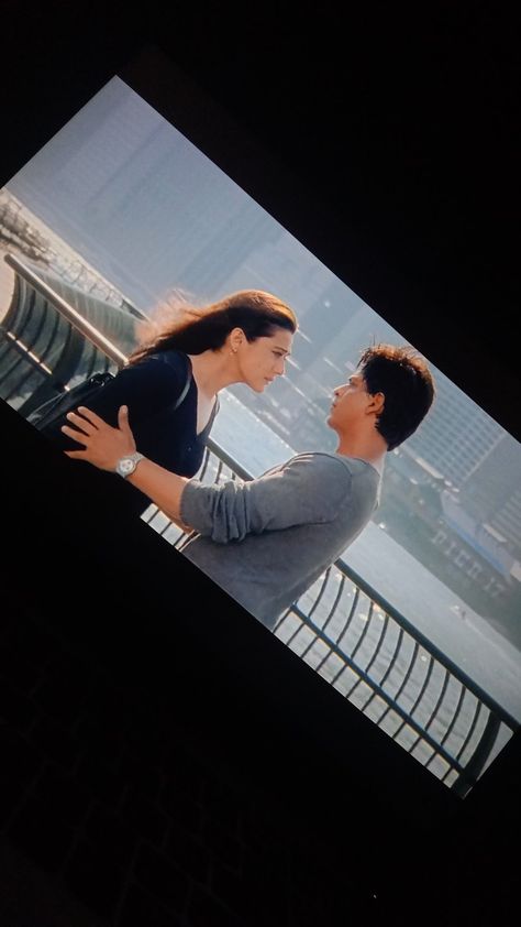 Kal Ho Na Ho Theatre Snap, Kal Ho Na Ho Aesthetic, Laptop Snaps, Laptop Snap, Story Creator, Movie Snap, Indian Movie Songs, Creative Snaps For Snapchat, Srk Movies