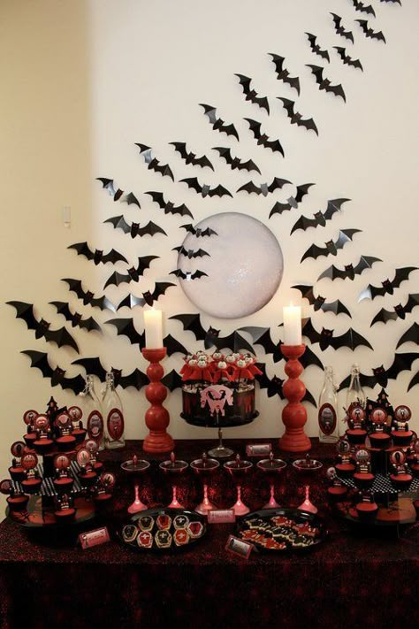 Vampire Theme Halloween Decorations, Vampire Bday Party, Vampire Diaries Party Decorations, Vampire Dinner Party, Tvd Party, Vampire Dinner, Vampire Theme Party, Red And Black Halloween, Vampire Halloween Party