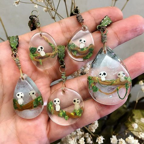 I would make a Winchime out of this (adding a hardener to this medium) and add beautiful live succulents sealing each one with a kiss -Barracuda Resin Jewelry Diy, Tanah Liat, Diy Resin Art, Diy Resin Crafts, Resin Charms, Diy Schmuck, Bijoux Diy, Uv Resin, Resin Diy