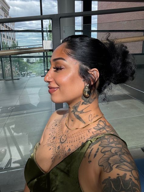 Tattooed Female Aesthetic, Back Tattoo Women Chakra, Tatted Up Woman, Women With Full Sleeve Tattoos, Full Body Tattoo Women Japanese Style, Pretty Tatted Black Women, Half Sleeve Tattoos For Women Black, Neck Ear Tattoos Women, Feminine Women With Tattoos