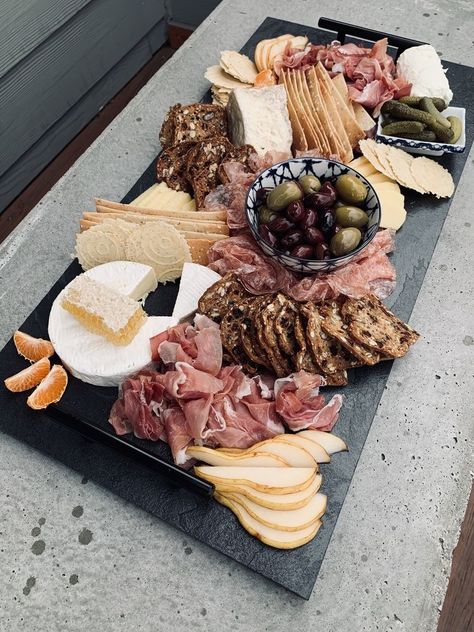 Easy Beef Recipes, Tray Charcuterie Board, Meat And Cheese Tray, Bbq Side Dishes, Food Boards, Road Trip Snacks, Charcuterie Platter, Party Food Platters, Charcuterie And Cheese Board