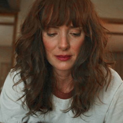 Winona Ryder Hair Stranger Things, Joyce Byers Hair, Joyce Byers Haircut, Winona Ryder Hair, Joyce Stranger Things, Shoulder Length Hair Blonde, Winona Forever, Joyce Byers, Shaggy Short Hair