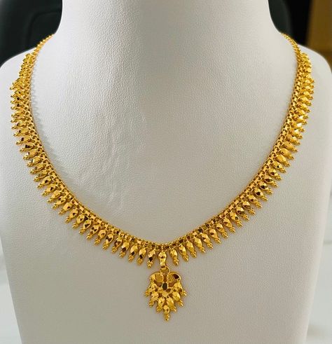 Kerala Gold Necklace Designs, Gold Necklace Designs In 20gms, Small Gold Necklace Indian Jewellery Designs, Neckless Gold Jewelry Indian Wedding, Simple Jewellery Design Indian, Gold Sets Jewelry, Neklesh Gold Jewelry Simple, Gold Jewelry Simple Necklace Indian, 20 Gms Gold Necklace Indian