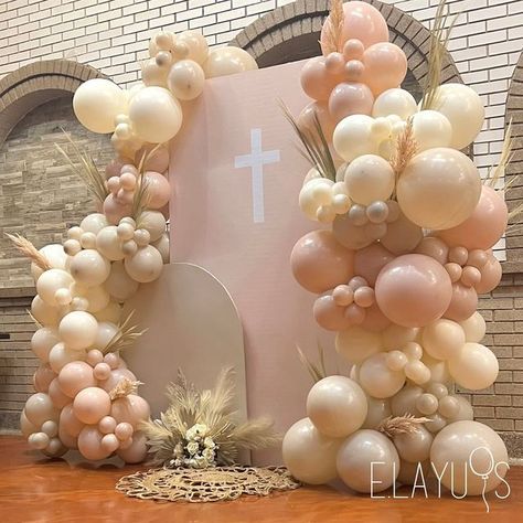 Boho First Communion Party, Catholic Baptism Party, First Communion Decorations Backdrop, Baptism Balloon Decorations, First Birthday And Baptism Girl, First Communion Decorations Girl, Baptism Backdrop Ideas, Girls Baptism Decorations, Boho Baptism Decorations