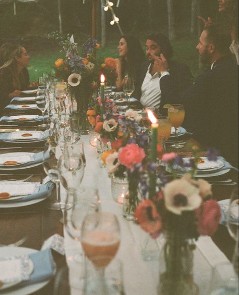 Relaxed Wedding Reception Ideas, Intimate Reception Ideas, 35 Mm Wedding Photography, Flash Photography Wedding Reception, Laidback Wedding, Film Inspired Wedding Photography, Old Film Wedding Photos, Wedding Cottagecore, Film Wedding Reception Photos