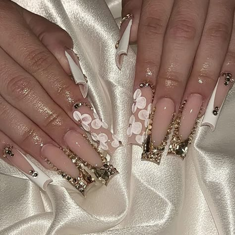 setsbycarolaa Gold Quince Nails, Quince Nails, Acrylic Nails Nude, Quinceanera Nails, Spring Acrylic Nails, Coffin Shape Nails, Girly Acrylic Nails, Colored Acrylic Nails, Short Square Acrylic Nails