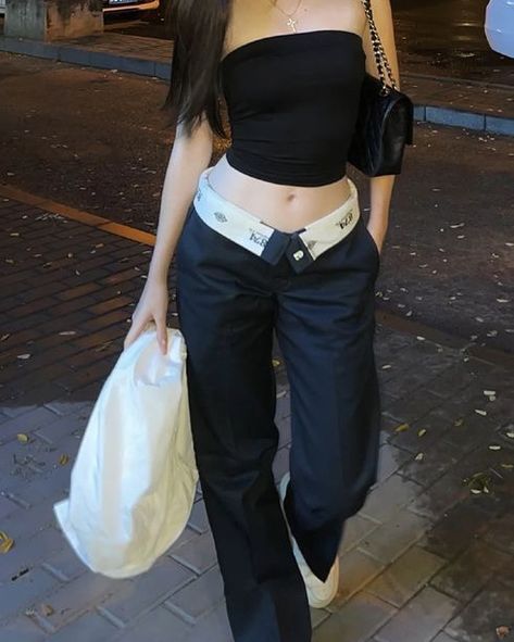 Black Low Wasted Jeans, Black Tube Tops Outfit, Low Waisted Cargo Outfit, Tube Tops Outfit Aesthetic, Dickies Pants Style, Cargo Pants Outfit Low Waist, How To Style Low Waisted Pants, Tube And Pants Outfit, Low Cargo Pants Outfit