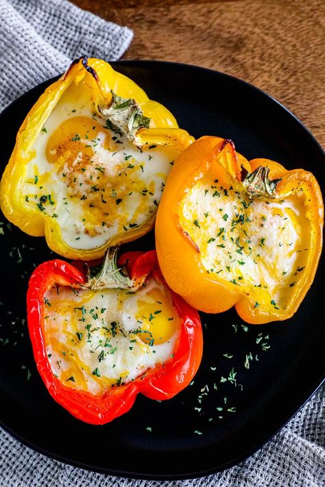 easy delicious #lowcarb #breakfast baked egg pepper cups with tons of cheese! Bell Pepper Egg Cups, Bell Pepper Eggs, Egg In Pepper, Pepper Egg Cups, Cheese Baked Eggs, Peppers With Goat Cheese, Healthy Breakfast Dishes, Baked Omelette, Baked Egg Cups