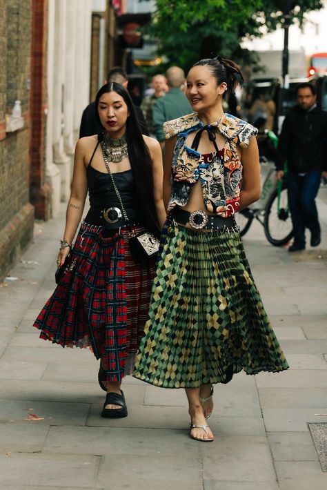 Ss23 Trends, London Fashion Week Runway, Gay Style, Spring Fall Outfits, London Edinburgh, Strapless Denim Dress, Very Aesthetic, London Fashion Week Street Style, Interesting Outfits