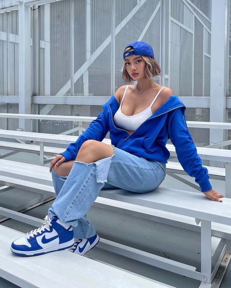 Outfit Streetwear, Seoul Fashion Week, Aesthetic Outfit Ideas, Streetwear Sneakers, Trendy Fashion Outfits, Streetwear Fashion Women, Women Photography Poses, Simple Trendy Outfits, Blue Outfit