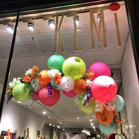 Festival Window Display, Spring Boutique Window Displays, Spring Display Window, Creative Store Displays, Spring Store Displays, Spring Store Window Display, Spring Window Display Ideas Store Fronts, Shop Window Displays Ideas, Spring Shop Window