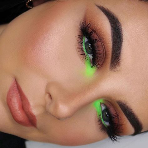 N E O N G R E E N 🔫 . Pop of neon green. I love the contrast with the matte brown smokey eye 👀🧪 . Products used - Water line - @suvabeauty… Makeup Verde, Makeup Pictorial, Brown Smokey, Neon Makeup, Rave Makeup, Smokey Eye For Brown Eyes, Makeup Is Life, Cat Eye Makeup, Green Makeup