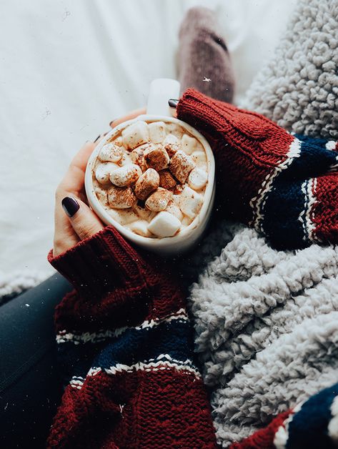 There’s nothing better than curling up with a blanket and making a warm mug of holiday-inspired vegan peppermint mocha when the weather gets cold. Peppermint Mocha Aesthetic, Vegan Peppermint Mocha, Mocha Aesthetic, Bf Aesthetic, Brooklyn Blonde, Vegan Marshmallows, Hot Cocoa Recipe, Cocoa Recipes, Peppermint Mocha