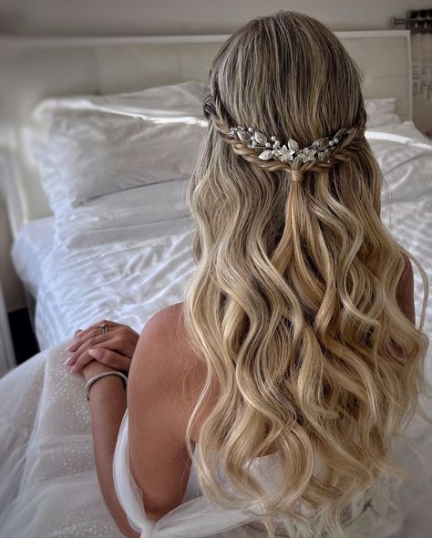 30  Best Wedding Hairstyles for Bride Beach Waves Hair Wedding, Wedding Hairstyles For Bride, Lob Bob Hairstyles, Hairstyles For Bride, Fall Wedding Hair, Bridesmaid Hair Inspo, Short Hair Bride, Fall Wedding Hairstyles, Elegant Updos