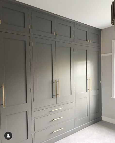 Walk In Closet Cabinets, Bedroom Design Wardrobe, Built Wardrobe Ideas, Luxury Built In Wardrobe, Clay Living Room, Dark Grey Wardrobe Bedroom Ideas, Light Grey Cupboards Bedroom, Built In Armoire, Grey Built In Wardrobe