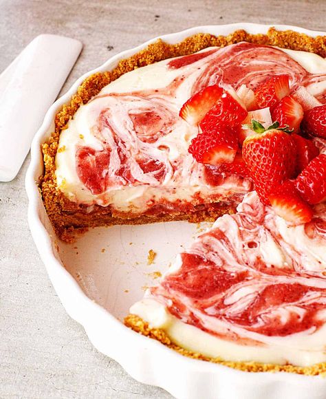 Frozen Strawberry Pie, Frozen Strawberry Recipes, Sweet Pie Crust, Baked Strawberry Pie, Strawberry Cream Pie, Crumb Crust, Strawberry Cream Pies, Strawberry Pie Recipe, Homemade Strawberry Sauce