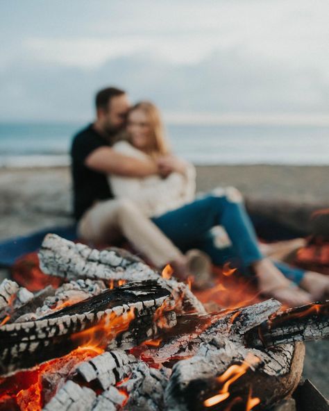 Cabin Photoshoot, Camping Engagement Photos, Camping Photoshoot, Fall Couples Photoshoot, Anniversary Photo Shoot, Couples Camping, Camping Couple, Couples Photoshoot Ideas, Smores Dessert