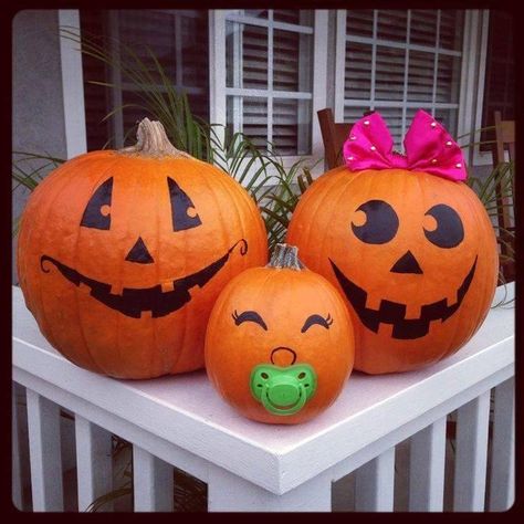 Pre-Halloween dump - Album on Imgur Family Of 3 Pumpkin Painting, Pumpkin Painting Baby Ideas, Family Pumpkin Carving Ideas, Pumpkin Carving Ideas Baby, Pumkin Decoration, Fall Baby Announcement, Halloween Pregnancy Announcement, Pumpkin Family, 1st Halloween