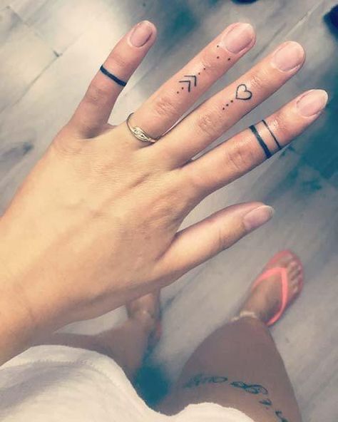 Girl Finger Tattoos, Cool Finger Tattoos, Tiny Finger Tattoos, Cute Finger Tattoos, Small Finger Tattoos, Finger Tattoo For Women, Tato Henna, Ring Finger Tattoos, Hand And Finger Tattoos